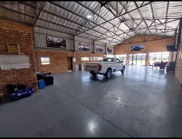 5,891M² SHOWROOM FOR SALE IN APEX